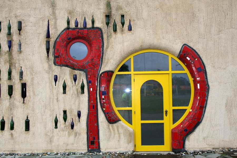 Hundertwasser, CC BY 2.0, by Flickr / Peter Visser https://creativecommons.org/licenses/by/2.0/; https://www.flickr.com/photos/petervisser/3786537942/